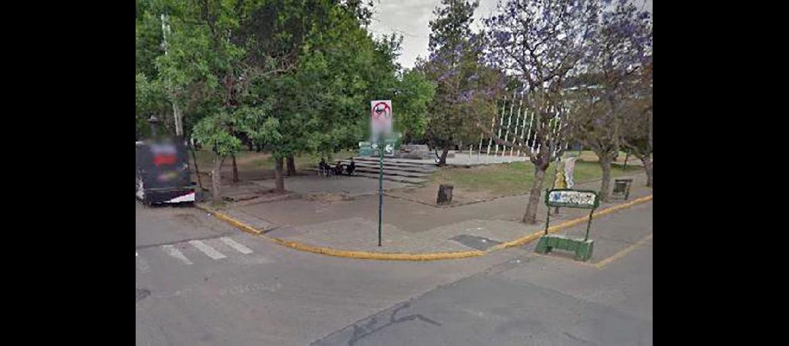  El incidente se produjo en la Plaza 9 de Julio sobre la esquina de Avenida de Mayo y Azcuénaga  (GOOGLE)