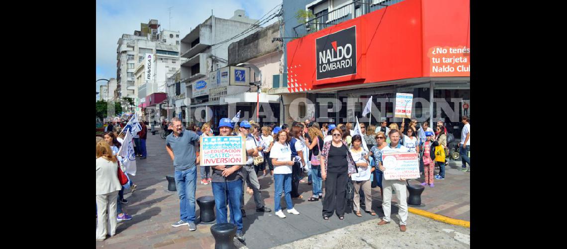 Los trabajadores de la Educación agrupados en la FEB se congregaron en Avenida de Mayo y peatonal San Nicols para informar sobre el conflicto salarial (LA OPINION)