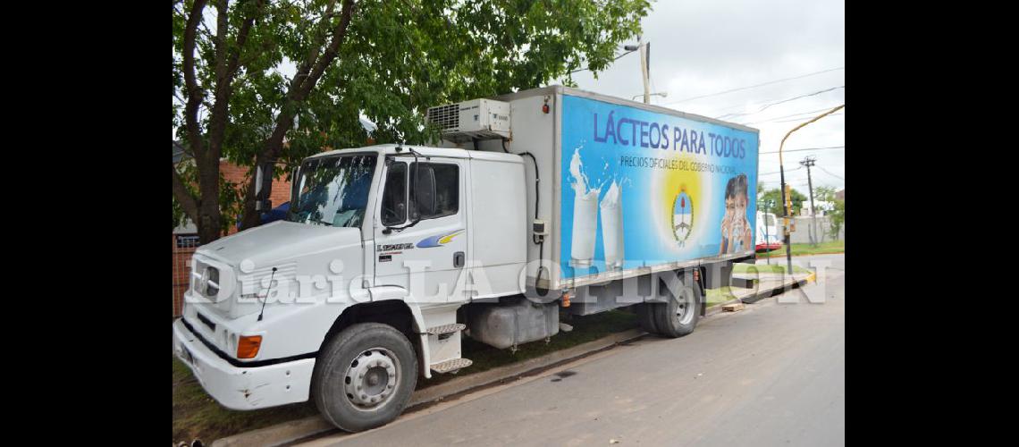  El camión del programa Lcteos para todos estaba detenido en Avenida de Mayo y Florencio Snchez  (LA OPINION) 