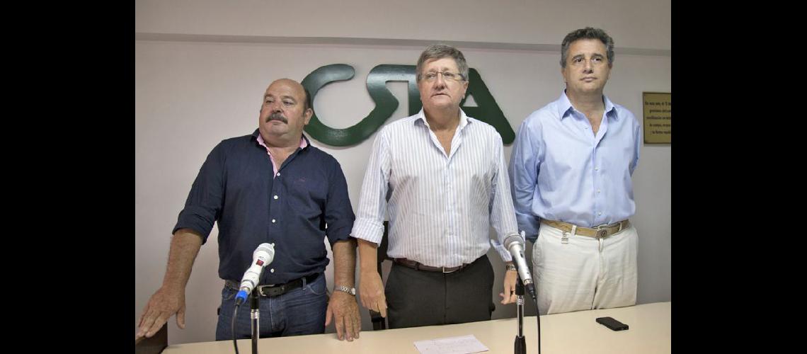  Egidio Mailland de Coninagro Rubén Ferrero de CRA y Luis Etchevehere de la SRA durante el anuncio (NA) 