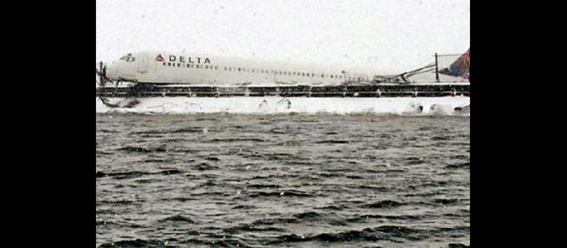  Los pasajeros abandonaron el avión a través de toboganes y fueron trasladados a la Terminal (NA) 