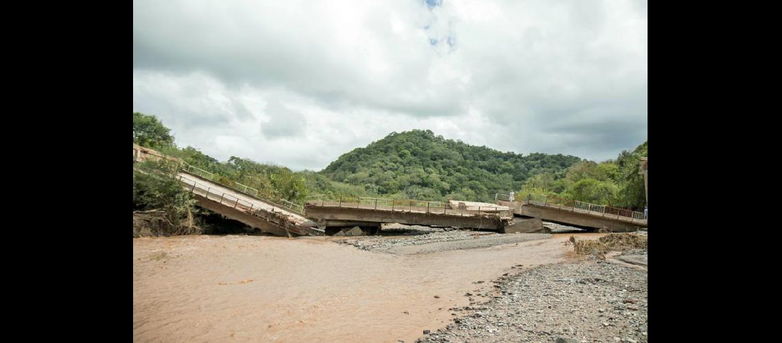  La crecida del río La Sala produjo la caída de un puente (TELAMCOMAR)