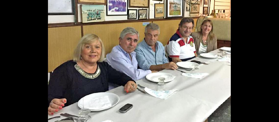  Autoridades de Compañía junto al intendente Pacini durante la cena (CLUB COMPAÑIA)