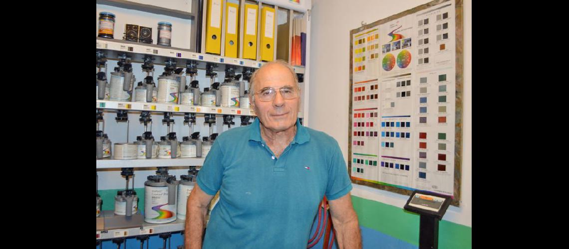  Osvaldo Premio en su taller de chapa y pintura del barrio Acevedo (LA OPINION) 