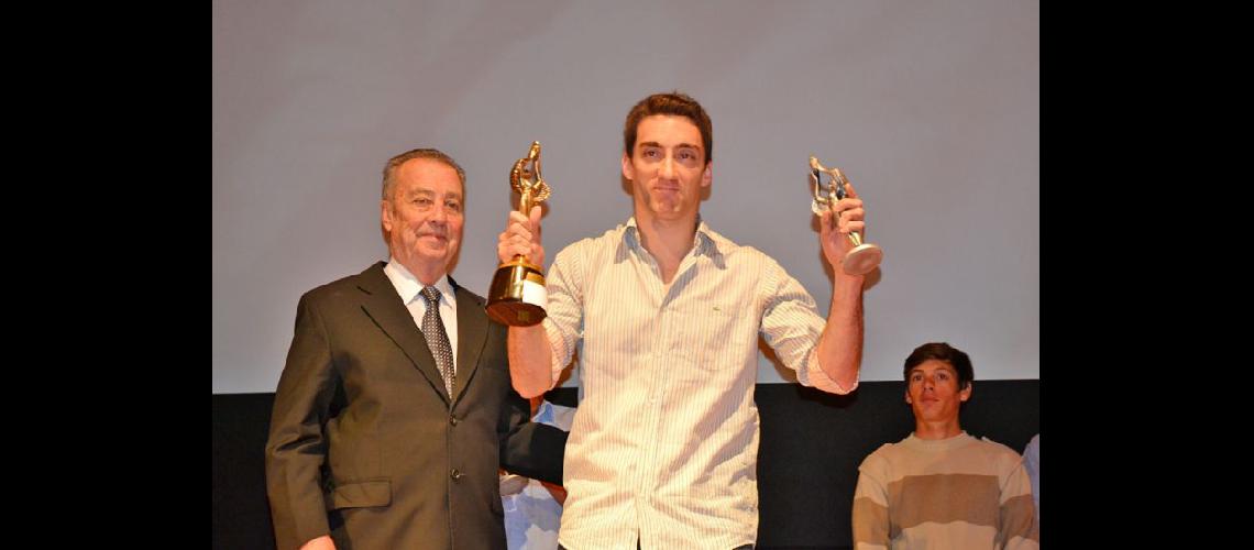  Franco Recouso levanta los dos trofeos que recibió en la Fiesta La Victoria Alada se la entregó Hugo Apesteguía (LA OPINION) 