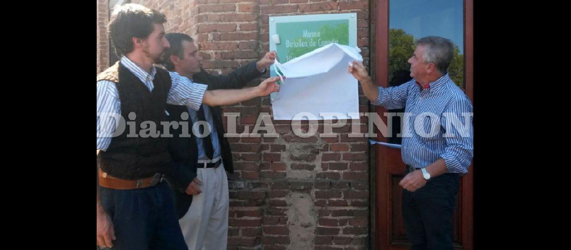  Godoy Crescimbeni y Pacini descubren una placa alusiva a la inauguración (LA OPINION)