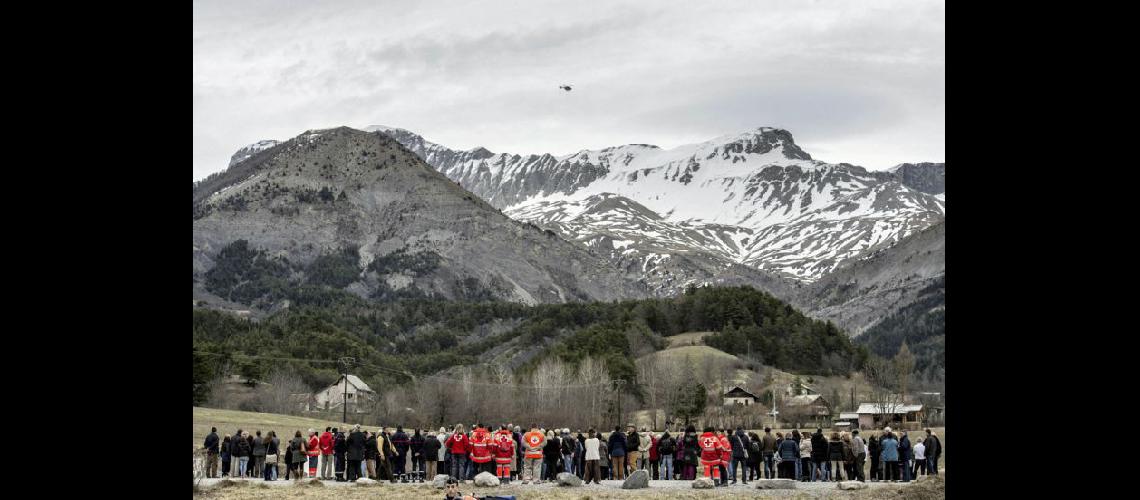  Habitantes de la villa cercana y miembros de la Cruz Roja rindieron homenaje a las víctimas del A320 (NA)