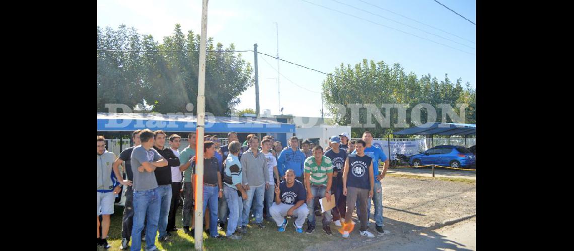  Delegados y trabajadores gremiales junto a empleados reclamando frente a la planta textil  (LA OPINION)