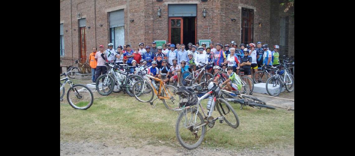  Los participantes del evento de cicloturismo Pampa Tour Pueblo  (AGRUPACION CICLOTURISMO PERGAMINO) 