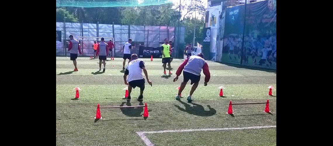  Los jugadores de Douglas durante el entrenamiento en Play Fútbol Hoy practicarn en el Morumbí (LA OPINION)