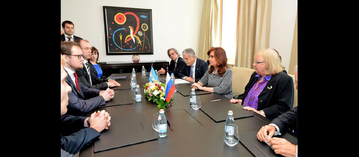  La presidenta durante la firma de los acuerdos con Rusia junto a funcionarios nacionales (TELAMCOMAR)