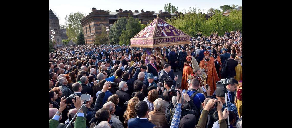  Ceremonia de canonización de las víctimas del genocidio armenio en Echmiadzin en las afuera de Erevn (NA)