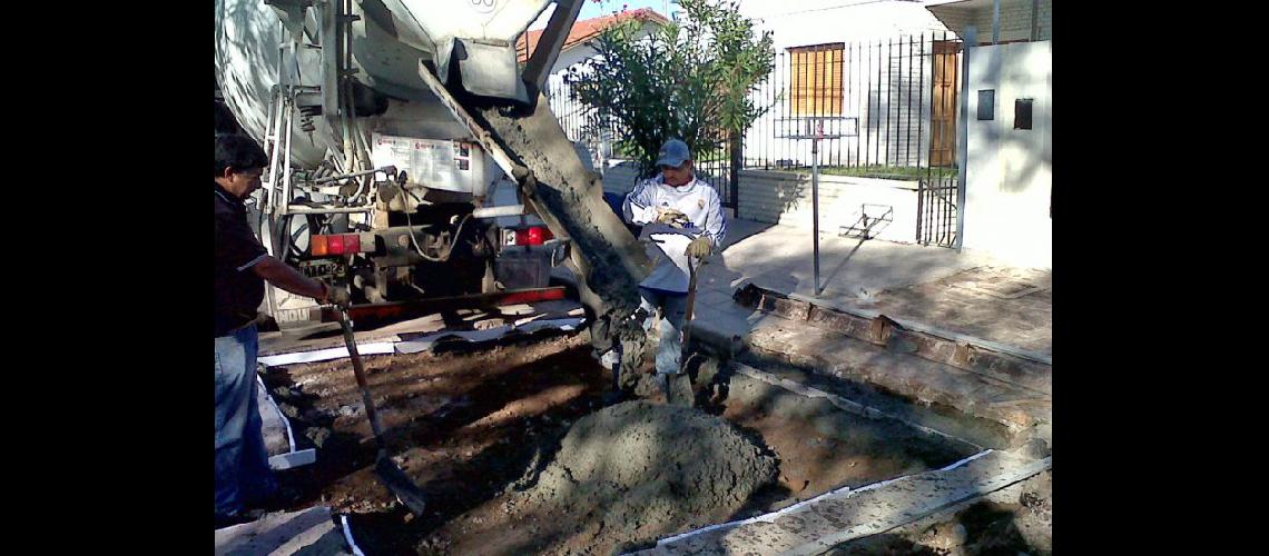  Las cuadrillas municipales terminaron ayer una serie de trabajos en pavimentos rígidos de distintos barrios (LA OPINION) 
