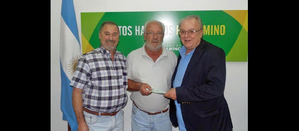  El delegado de La Violeta Rubén Gulía recibió el subsidio de manos de Leandro Peñaloza y Juan José Marconato (MUNICIPALIDAD DE PERGAMINO) 