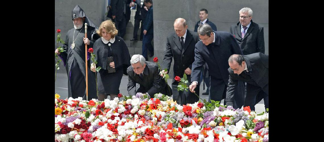  El presidente de Armenia y su esposa junto a Vladimir Putin y François Holande hicieron una ofrenda (TELAMCOMAR)
