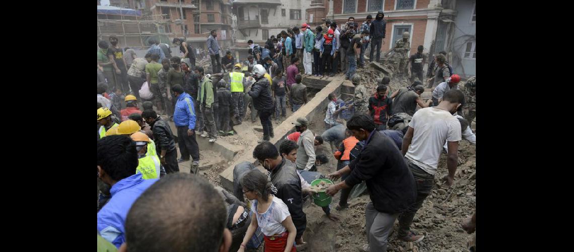  El sismo se produjo al mediodía y los mayores daños se registraron en Katmandú capital de Nepal (NA)