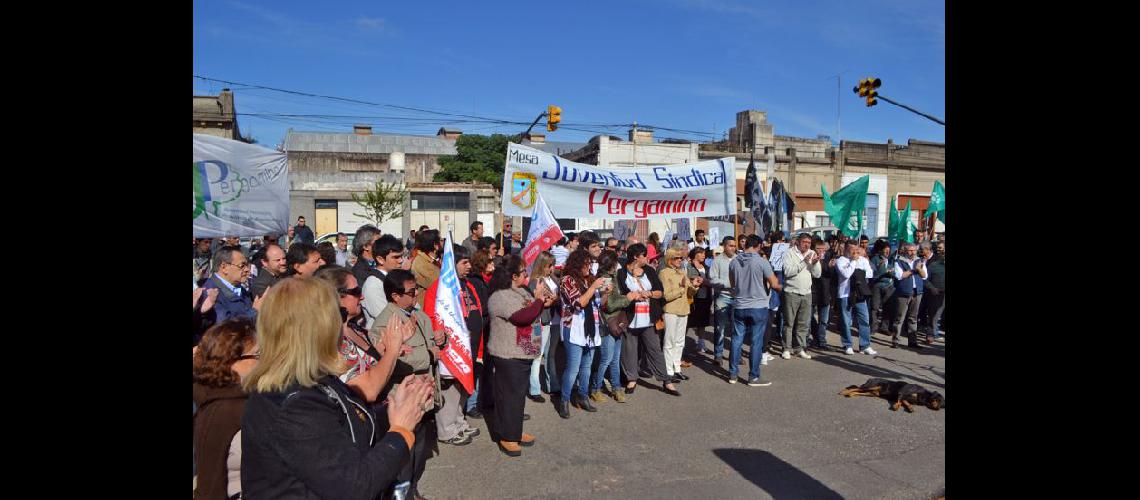  Integrantes de los sectores gremiales de nuestra ciudad se congregarn en el monolito de Alsina y Sarmiento (ARCHIVO LA OPINION)