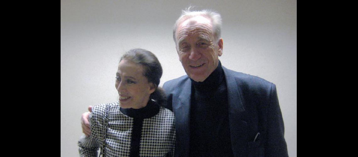  Dos imgenes de la vida de Maya Plisetskaya- con su esposo Rodión Shcherdin en 2005 y en el escenario (INTERNET) 