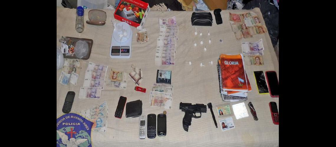  Secuestraron drogas balanzas armas de fuego dinero y un automóvil Renault Clio entre otros elementos  (LA OPINION)
