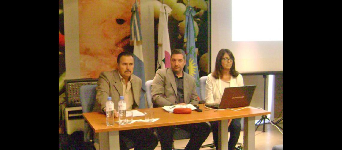  Juan Rebagliati Guillermo Tamarit y Adriana Andrés durante la presentación de la modalidad (UNNOBA)