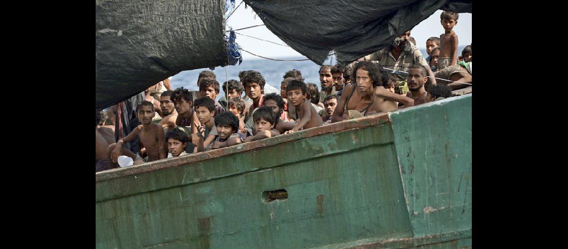  Un barco repleto de migrantes rohingya mucho de ellos niños a la deriva en aguas tailandesas (NA)