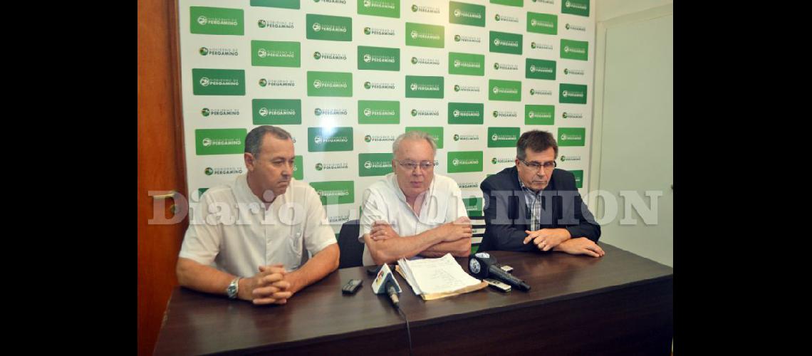  Ricardo Calzone Leandro Peñaloza y Mario Lousteau durante el anuncio (LA OPINION)