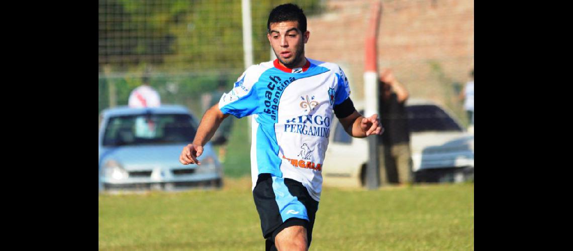  Pablo Zrate que fue volante central convirtió el único gol de Juventud ante Defensores de Salto (ARCHIVO LA OPINION) 