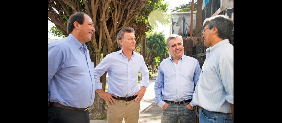  Ernesto Sanz Mauricio Macri y José Cano realizaron un timbreo en un barrio de San Miguel de Tucumn (NA)