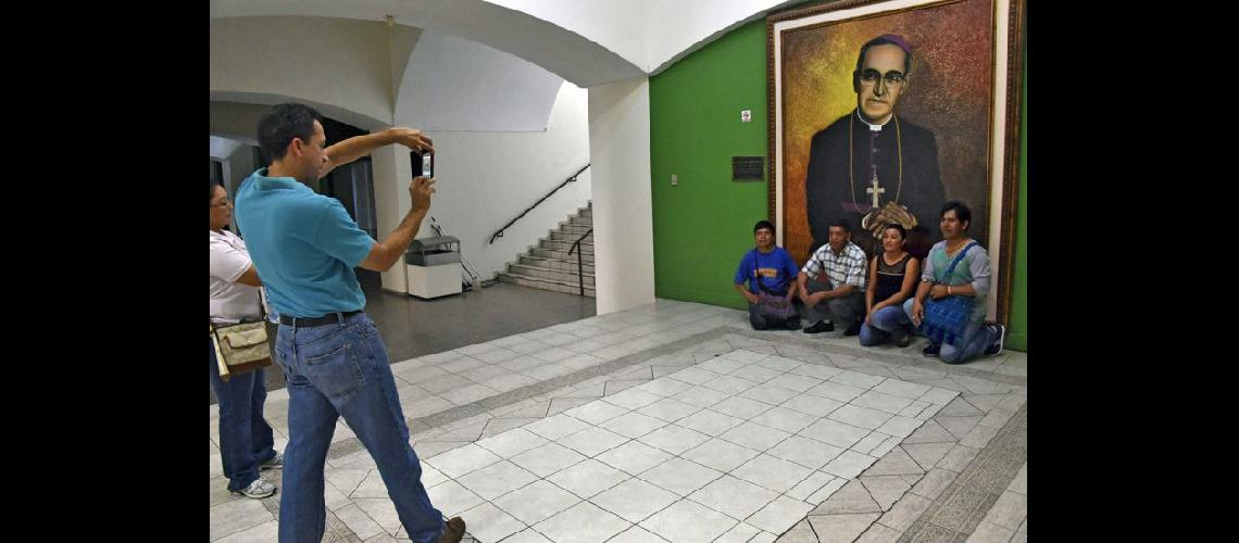  Peregrinos se fotografían junto a la imagen de Monseñor Romero en la catedral de San Salvador (NA)