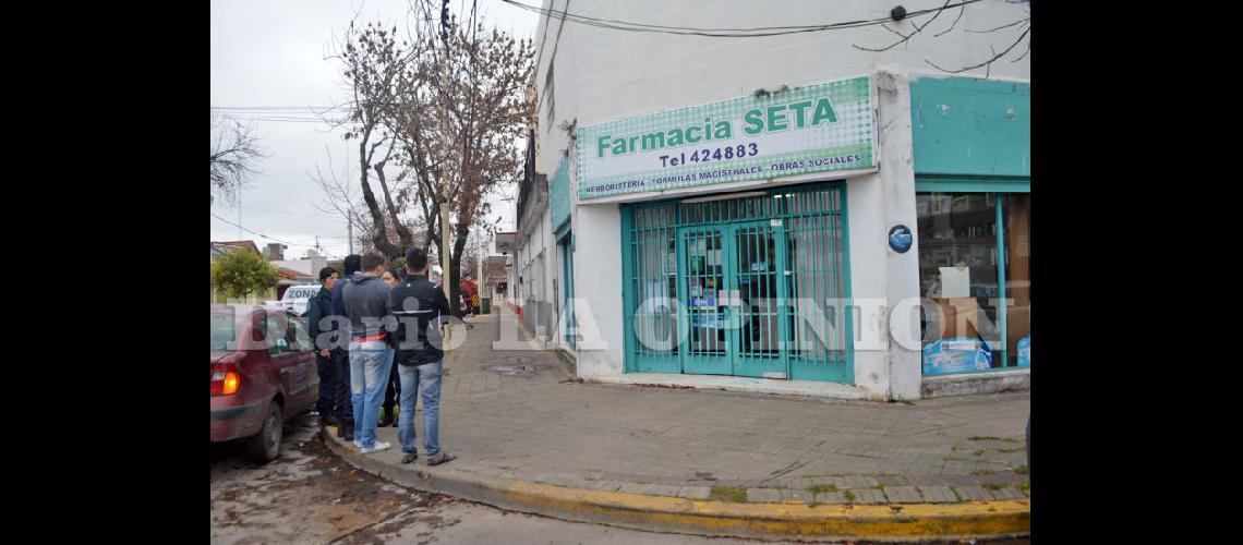  La Farmacia Seta asaltada se encuentra en la esquina de Monteagudo y Castelli (LA OPINION)