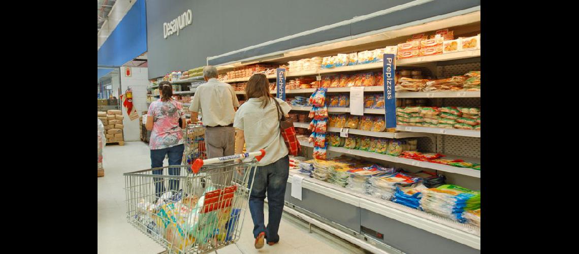  Para cuidar su bolsillo consumidores finales realizan sus compras en supermercados mayoristas (ARCHIVO LA OPINION)