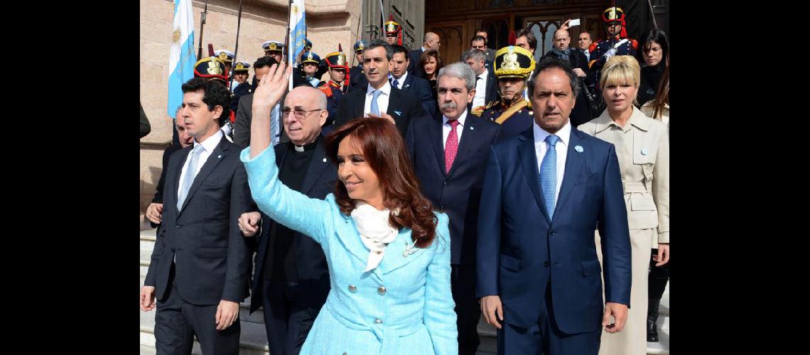  La presidenta saliendo de la Basílica de Lujn acompañada del gobernador Scioli y funcionarios (TELAMCOMAR)