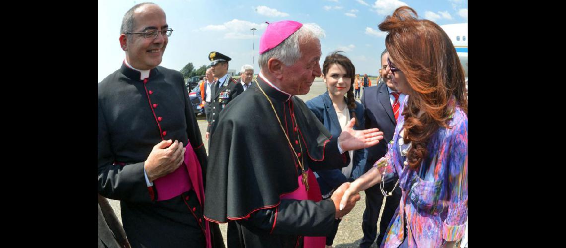 Autoridades eclesisticas recibieron a la presidenta en su arribo al aeropuerto de Ciampino en Roma (NA)