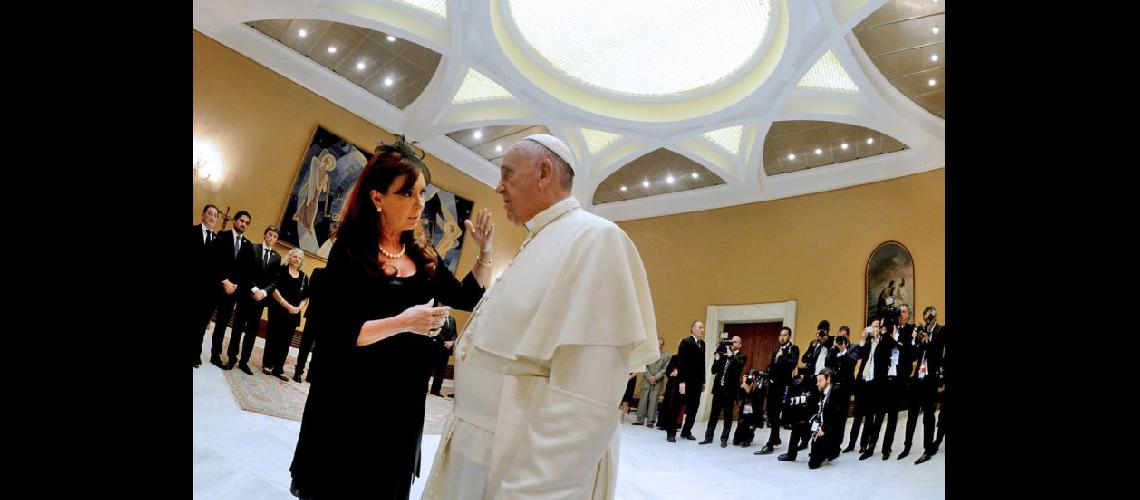  Cristina Kirchner con el presidente de Italia Sergio Mattarella y con el Papa Francisco con quien se reunió el domingo (NA)