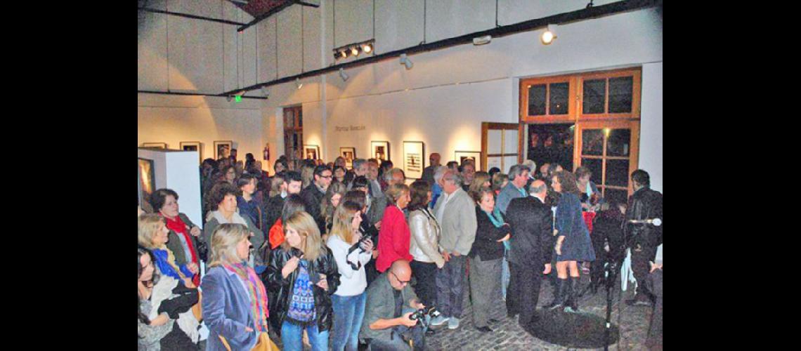  Mucho público acompañó a la artista en la apertura de la muestra el sbado en el Museo de la Ciudad (JORGE SHARRY)