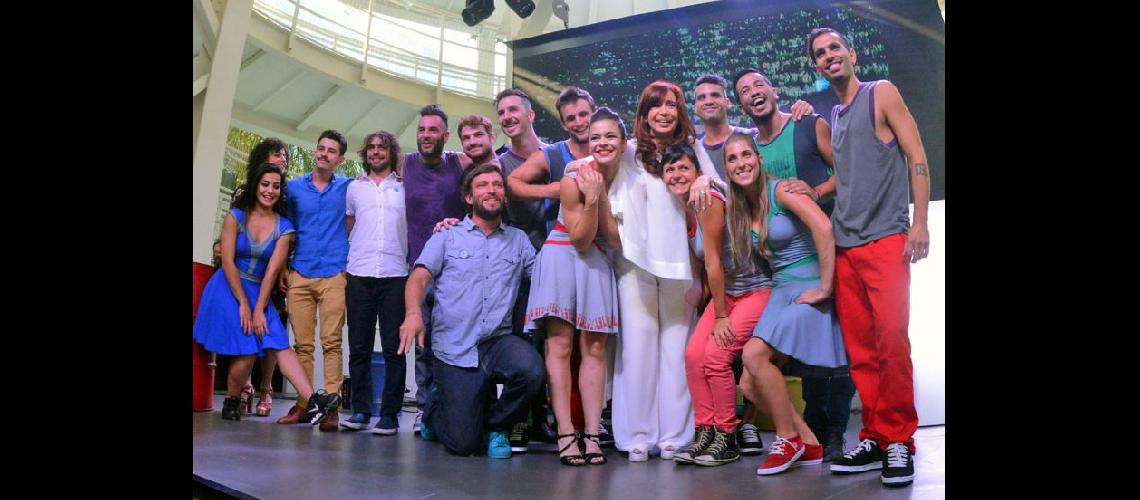  La presidenta junto a los integrantes de Choque Urbano en el Pabellón Argentino en la Expo Miln 2015 (NA)