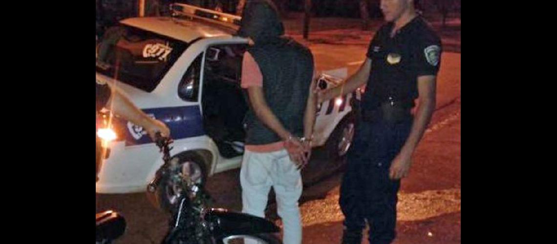  Uno de los delincuentes fue detenido y se secuestró la moto en la que se movilizaban  (ARCHIVO LA OPINION)