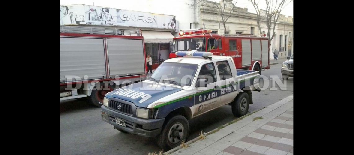  Alarma por el sonido de la sirena y la presencia de bomberos frente al local de Giorgi (LA OPINION) 