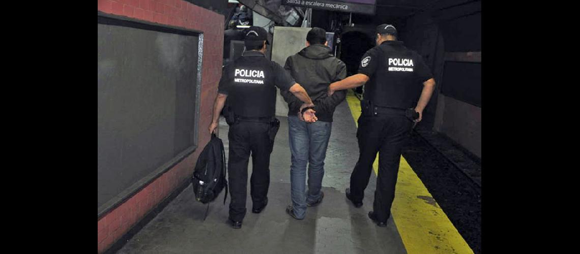  El individuo fue detenido en la estación Boedo de la Línea E por la Policía Metropolitana (NA)