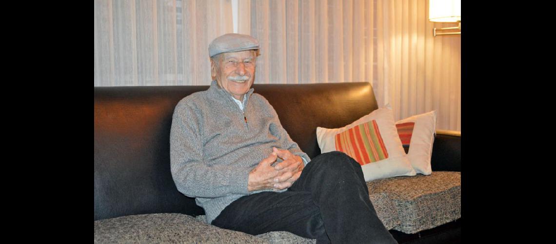  Manuel Alvarez con sus jóvenes 100 años disfruta de la vida y de los suyos (LA OPINION)