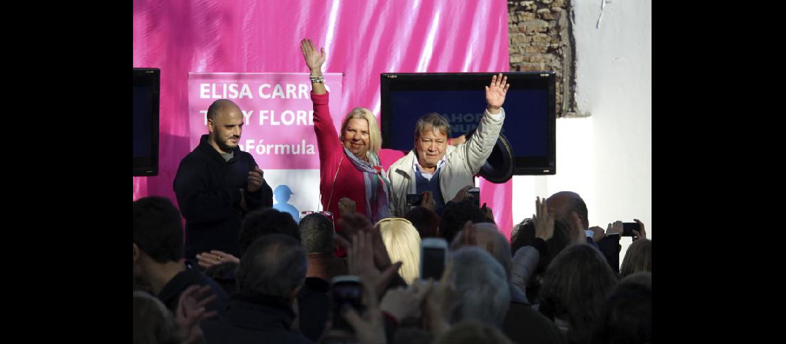  Elisa Carrió líder de la Coalición Cívica-ARI y su compañero de fórmula Héctor Toty Flores (NA)