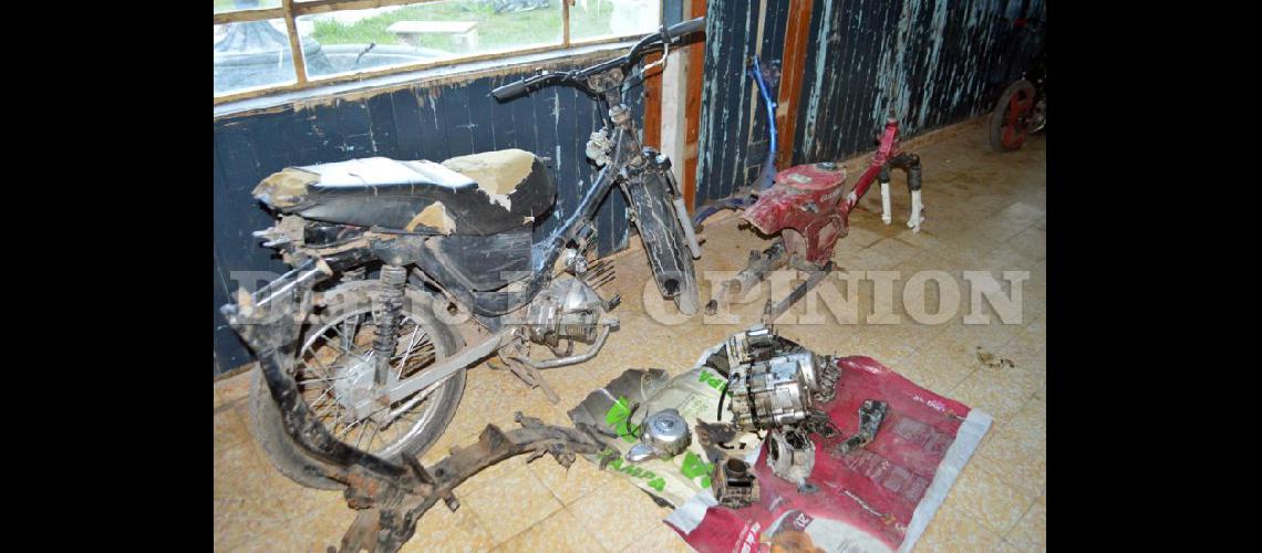  Secuestraron una moto que habría sido utilizada en el asalto y varias piezas sueltas  (LA OPINION)