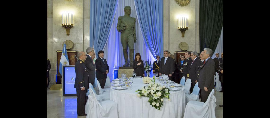  Cristina Kirchner le pidió a las Fuerzas Armadas que no se dejen llevar por un canto de sirena (NA) 