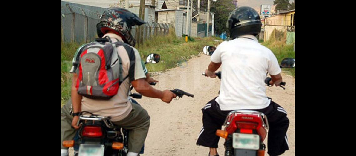  Los asaltos a motociclistas en la vía pública son hechos frecuentes en nuestra ciudad (internet)