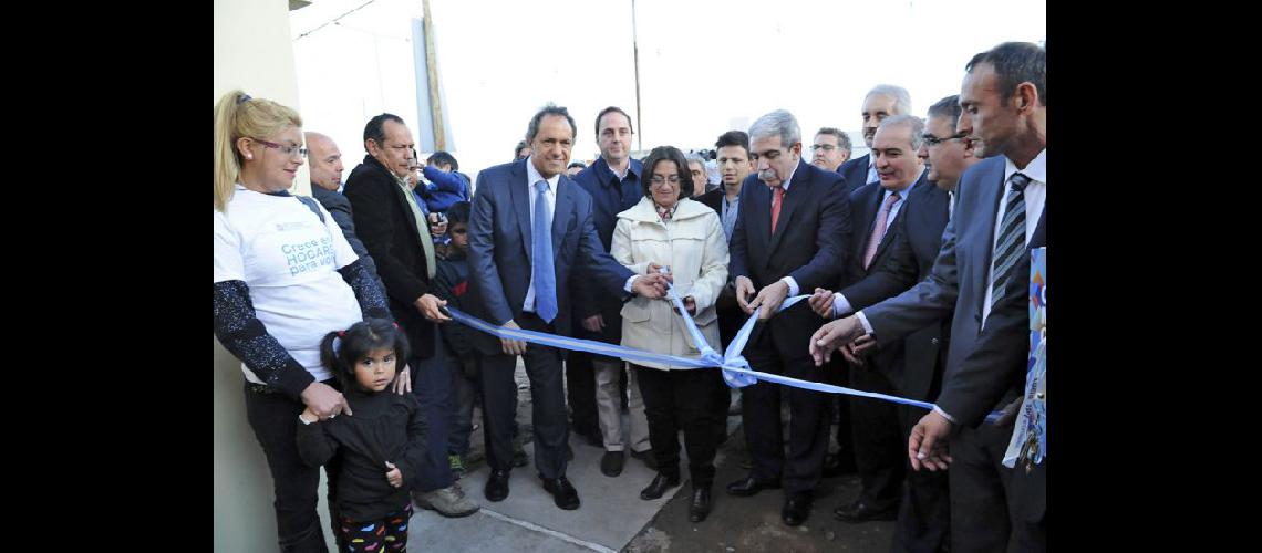 Daniel Scioli encabezó la entrega de viviendas en Catamarca junto a la gobernadora Lucía Corpacci (NA)