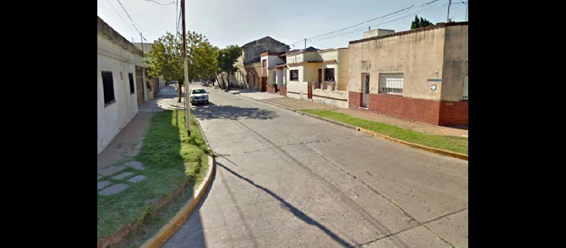  La adolescente fue sorprendida en su casa de calle Zeballos entre Rocha y Lorenzo Moreno  (LA OPINION)