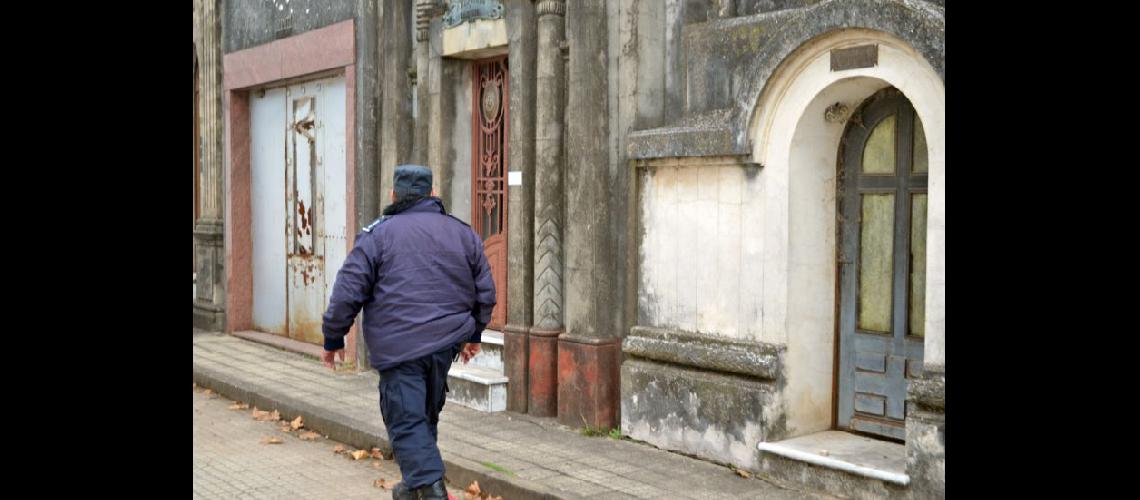  Los delincuentes se perdieron de vista entre los pasillos del Cementerio Municipal (ARCHIVO LA OPINION)