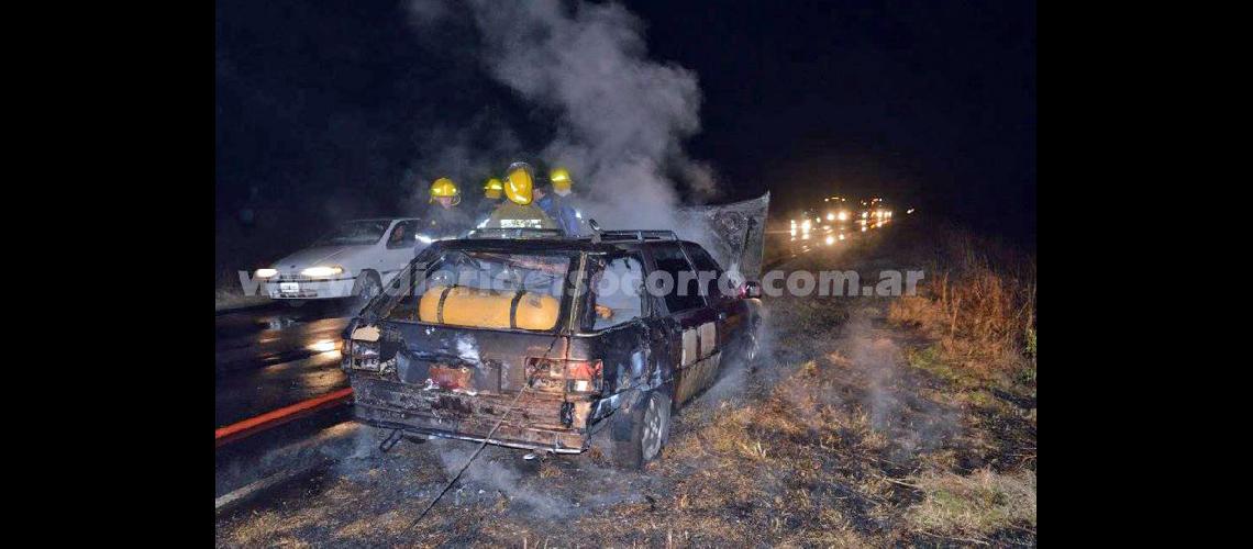  El vehículo incendiado es un Renault 21 Nevada modelo 1995  (DIARIO EL SOCORRO)