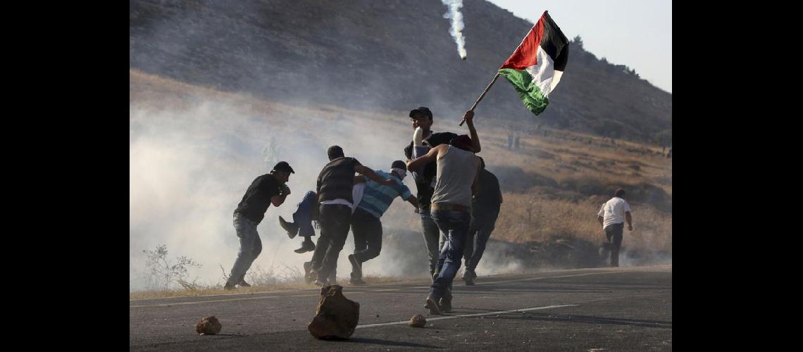  Jóvenes palestinos lanzaron piedras a los soldados israelíes que replicaron con gases lacrimógenos (NA)