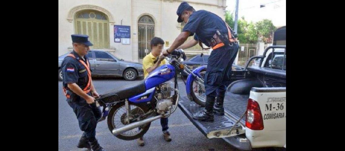  Espectacular persecución y detención de dos efectivos policiales en las calles de Junín (INTERNET)